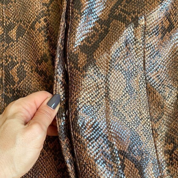 ASTR BNWT snake print front snap mini skirt S - Picture 4 of 7